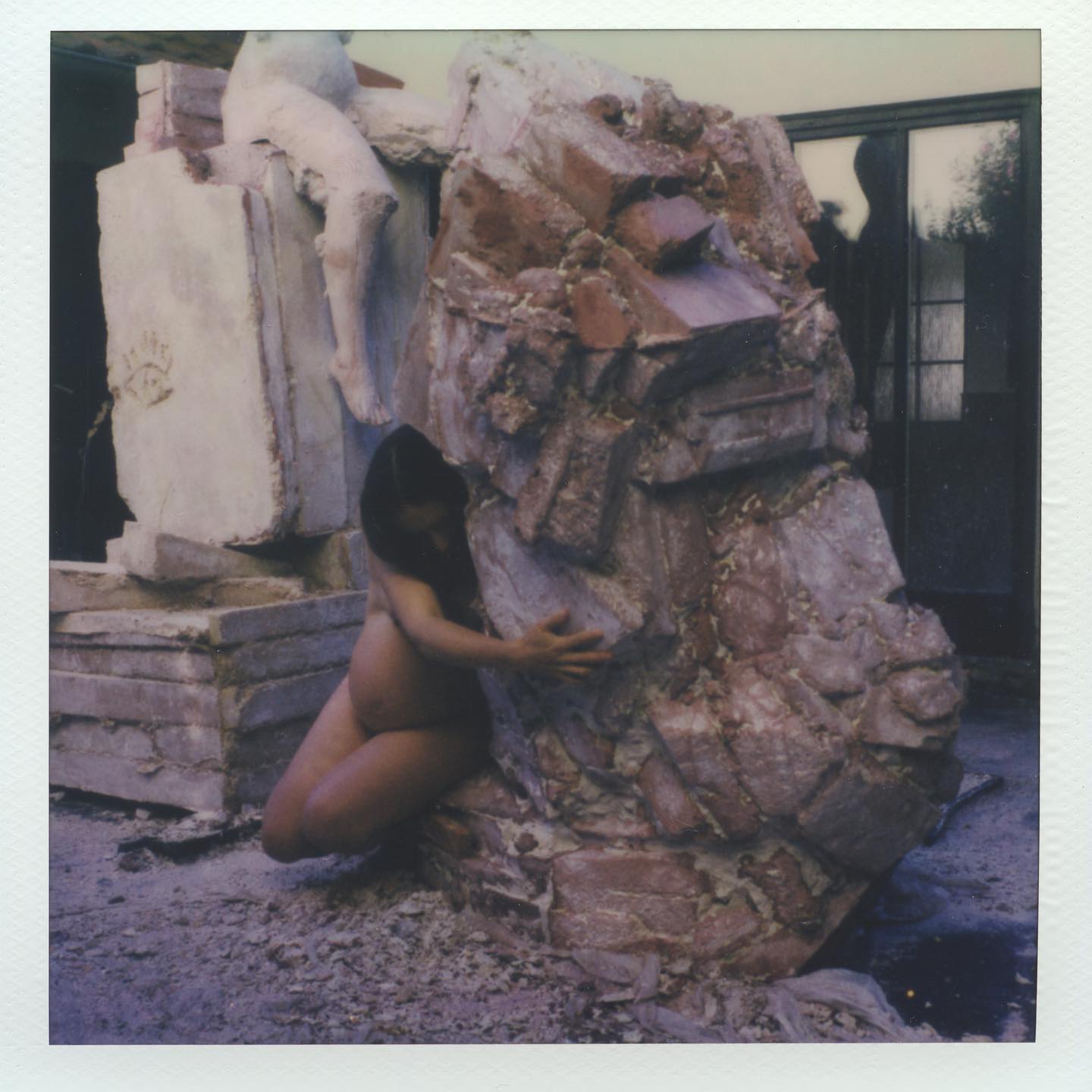 Katerina Komm, sculpture, PRÁCE: Polaroid Polož jí hlavu do kl